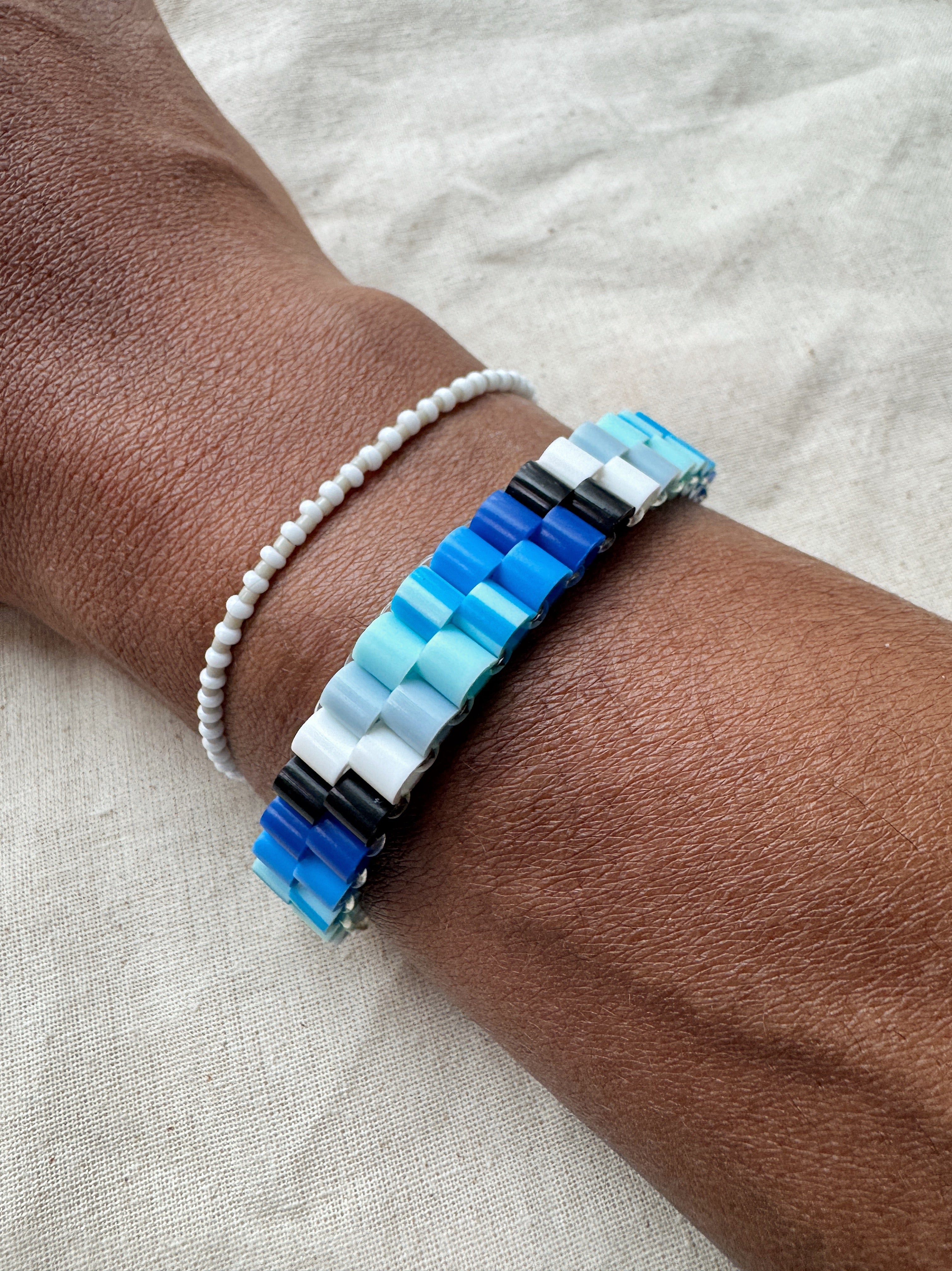 sample 027 - melty bead bracelet - blue ombre - 6.25 inches
