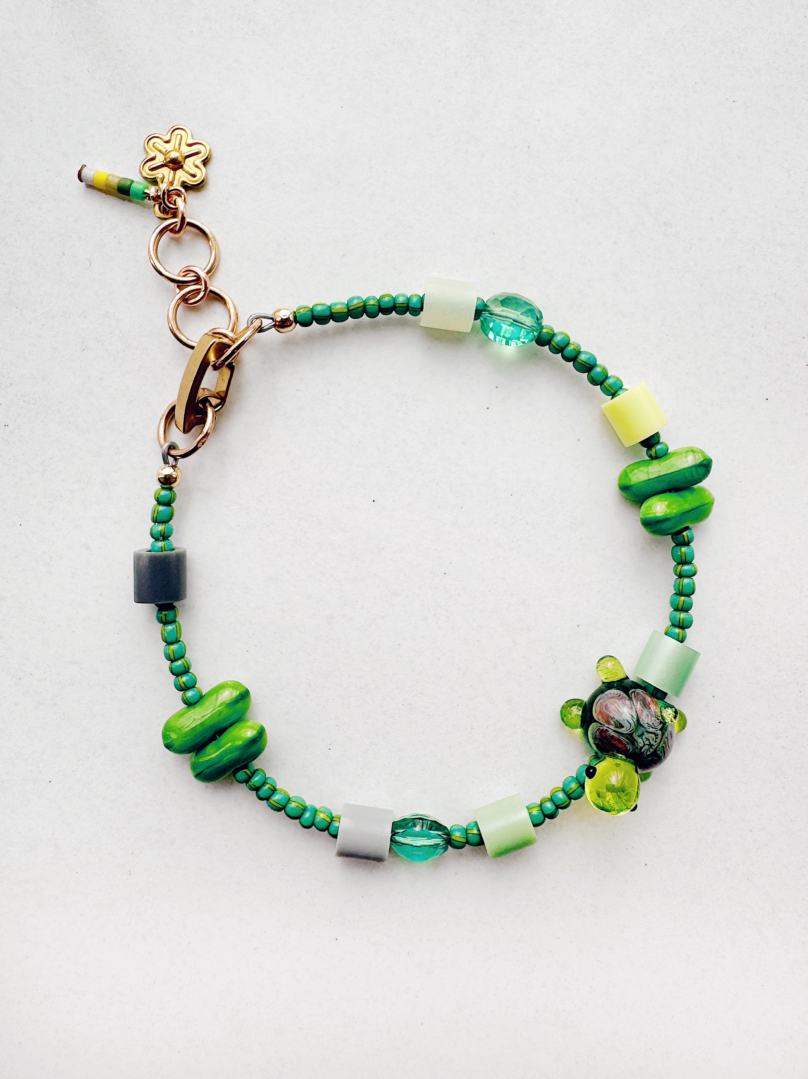 Critter Bracelet - green turtle - charcoal / glow